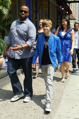 06.03 | Justin Bieber indo na floricultura em NY
