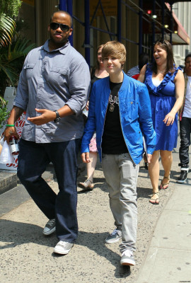 06.03 | Justin Bieber indo na floricultura em NY