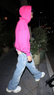 21.09 | Sai para um jantar romântico no Lavo, em West Hollywood