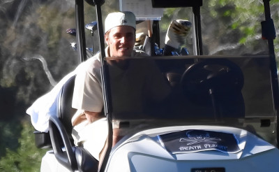 03.10 | Jogando golfe em Beverly Hills com um amigo