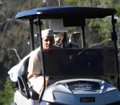 03.10 | Jogando golfe em Beverly Hills com um amigo