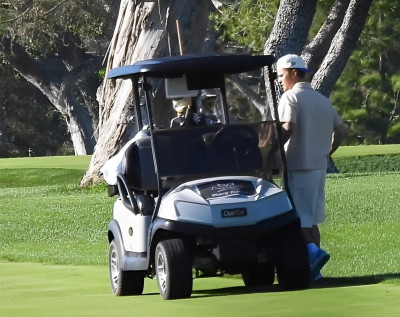 03.10 | Jogando golfe em Beverly Hills com um amigo