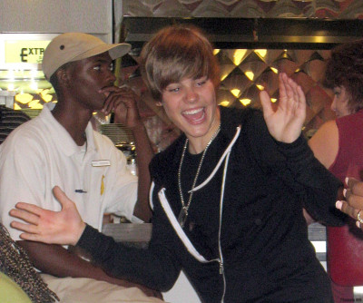 06.09 | Justin Bieber e sua equipe em Bahamas