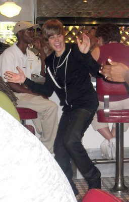 06.09 | Justin Bieber e sua equipe em Bahamas