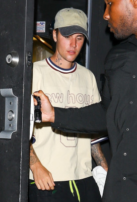 17.10 | Sai para jantar sozinha no The Nice Guy, em West Hollywood
