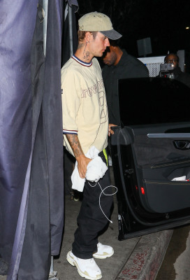 17.10 | Sai para jantar sozinha no The Nice Guy, em West Hollywood