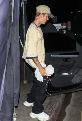 17.10 | Sai para jantar sozinha no The Nice Guy, em West Hollywood