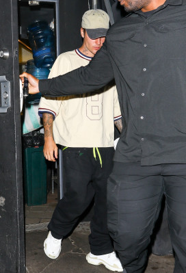 17.10 | Sai para jantar sozinha no The Nice Guy, em West Hollywood