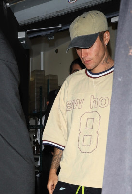 17.10 | Sai para jantar sozinha no The Nice Guy, em West Hollywood