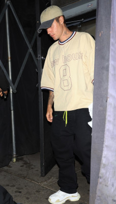 17.10 | Sai para jantar sozinha no The Nice Guy, em West Hollywood