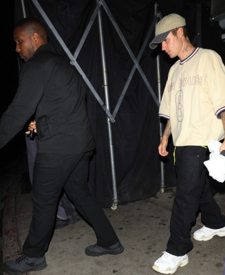 17.10 | Sai para jantar sozinha no The Nice Guy, em West Hollywood
