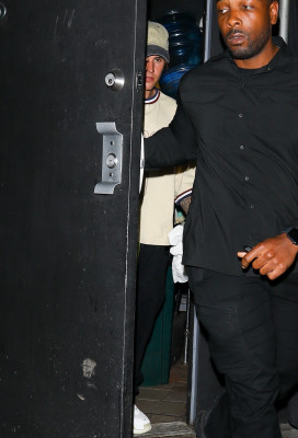 17.10 | Sai para jantar sozinha no The Nice Guy, em West Hollywood