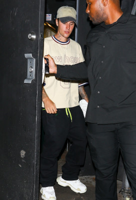 17.10 | Sai para jantar sozinha no The Nice Guy, em West Hollywood