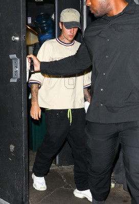 17.10 | Sai para jantar sozinha no The Nice Guy, em West Hollywood