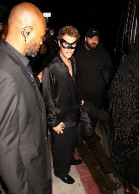 21.10 | Saindo da festa de 27º aniversário da Doja Cat em West Hollywood