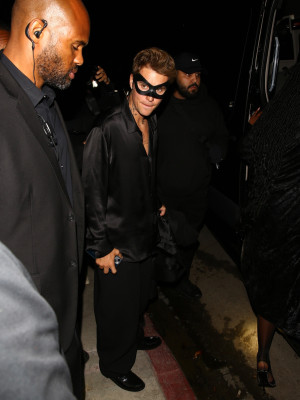 21.10 | Saindo da festa de 27º aniversário da Doja Cat em West Hollywood
