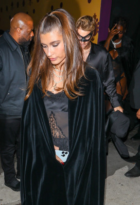 21.10 | Saindo da festa de 27º aniversário da Doja Cat em West Hollywood