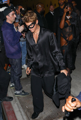 21.10 | Saindo da festa de 27º aniversário da Doja Cat em West Hollywood