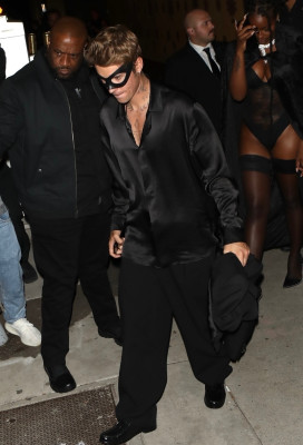 21.10 | Saindo da festa de 27º aniversário da Doja Cat em West Hollywood