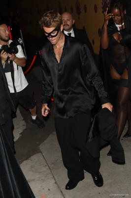 21.10 | Saindo da festa de 27º aniversário da Doja Cat em West Hollywood