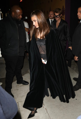 21.10 | Saindo da festa de 27º aniversário da Doja Cat em West Hollywood