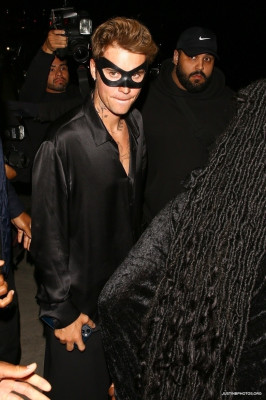 21.10 | Saindo da festa de 27º aniversário da Doja Cat em West Hollywood