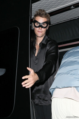 21.10 | Saindo da festa de 27º aniversário da Doja Cat em West Hollywood