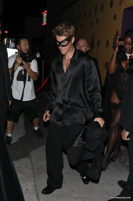 21.10 | Saindo da festa de 27º aniversário da Doja Cat em West Hollywood