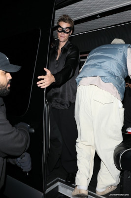 21.10 | Saindo da festa de 27º aniversário da Doja Cat em West Hollywood