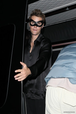 21.10 | Saindo da festa de 27º aniversário da Doja Cat em West Hollywood