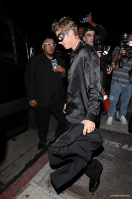 21.10 | Saindo da festa de 27º aniversário da Doja Cat em West Hollywood