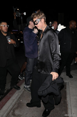 21.10 | Saindo da festa de 27º aniversário da Doja Cat em West Hollywood