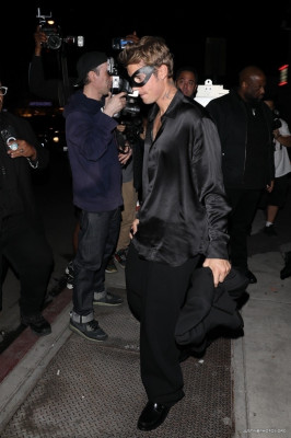 21.10 | Saindo da festa de 27º aniversário da Doja Cat em West Hollywood