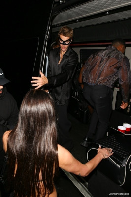 21.10 | Saindo da festa de 27º aniversário da Doja Cat em West Hollywood