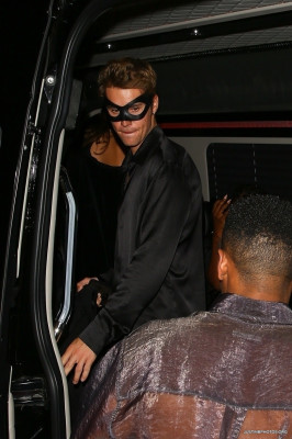 21.10 | Saindo da festa de 27º aniversário da Doja Cat em West Hollywood