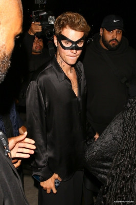 21.10 | Saindo da festa de 27º aniversário da Doja Cat em West Hollywood