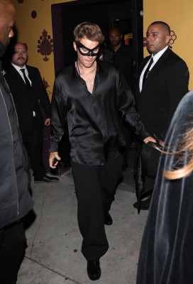 21.10 | Saindo da festa de 27º aniversário da Doja Cat em West Hollywood