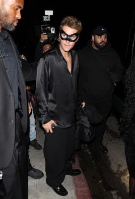 21.10 | Saindo da festa de 27º aniversário da Doja Cat em West Hollywood