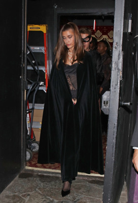 21.10 | Saindo da festa de 27º aniversário da Doja Cat em West Hollywood