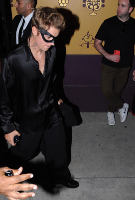 21.10 | Saindo da festa de 27º aniversário da Doja Cat em West Hollywood
