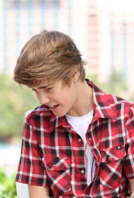06.12 | Justin Bieber passeando em Bahamas