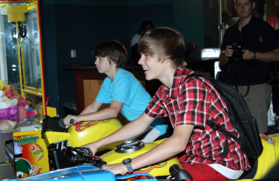 06.12 | Justin Bieber passeando em Bahamas