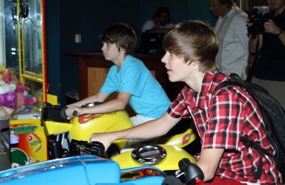 06.12 | Justin Bieber passeando em Bahamas
