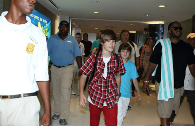 06.12 | Justin Bieber passeando em Bahamas