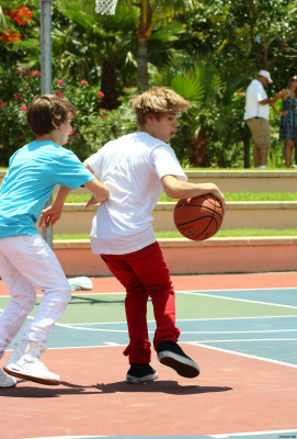 06.12 | Justin Bieber passeando em Bahamas