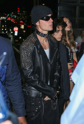 29.10 | Deixando a festa de Halloween de Vas Morgan em West Hollywood
