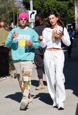 05.11 | No Maru Cafe, em Los Feliz com Hailey Bieber