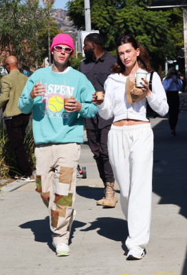 05.11 | No Maru Cafe, em Los Feliz com Hailey Bieber