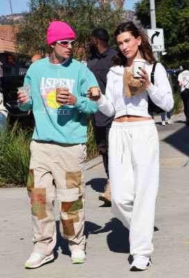 05.11 | No Maru Cafe, em Los Feliz com Hailey Bieber