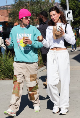 05.11 | No Maru Cafe, em Los Feliz com Hailey Bieber